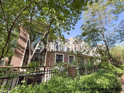 润泽庄园221号楼01室及室内木质屏风一组（联排别墅）