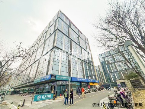 绿地自由港1号楼210室