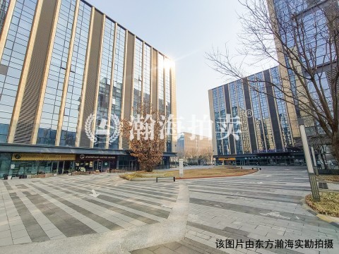 绿地自由港1号楼210室